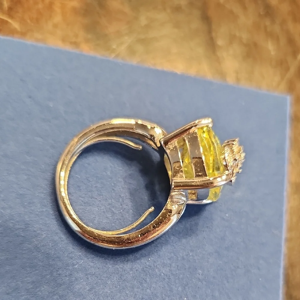 Elegant Avon Silver & Yellow Gemstone Ring W/ Floral Accent - Picture 3 of 6